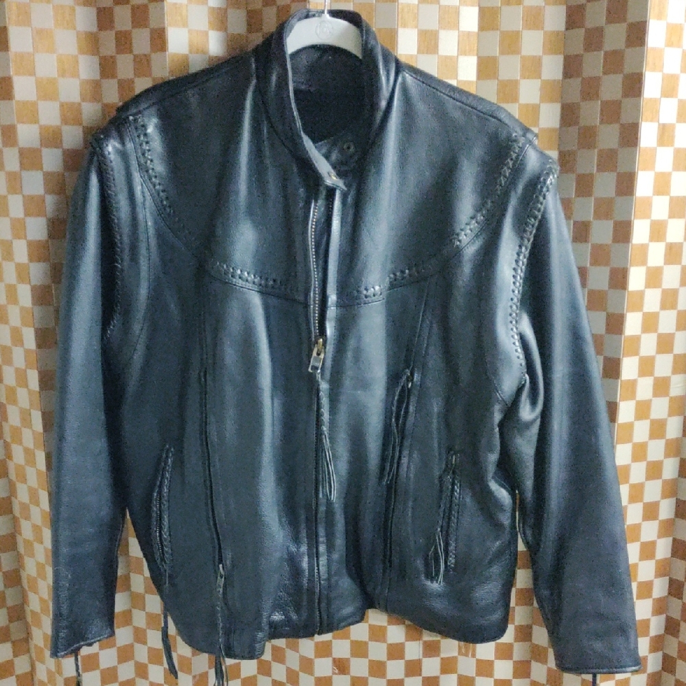 Men's Pre-owened Black Leather Motorcycle Jacket. Great Condition.